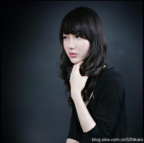 李代学曾是韩国首位为女装代言的男性模特，因容貌秀丽身材苗条，