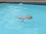逆天的16个月大的宝宝独自游过游泳池