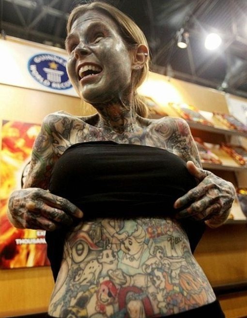 3. 纹身最多的女人
茱莉亚努斯一出生就患有奇怪的皮肤病，