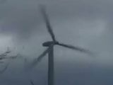 恐怖的飓风，瞬间摧毁发电风车！